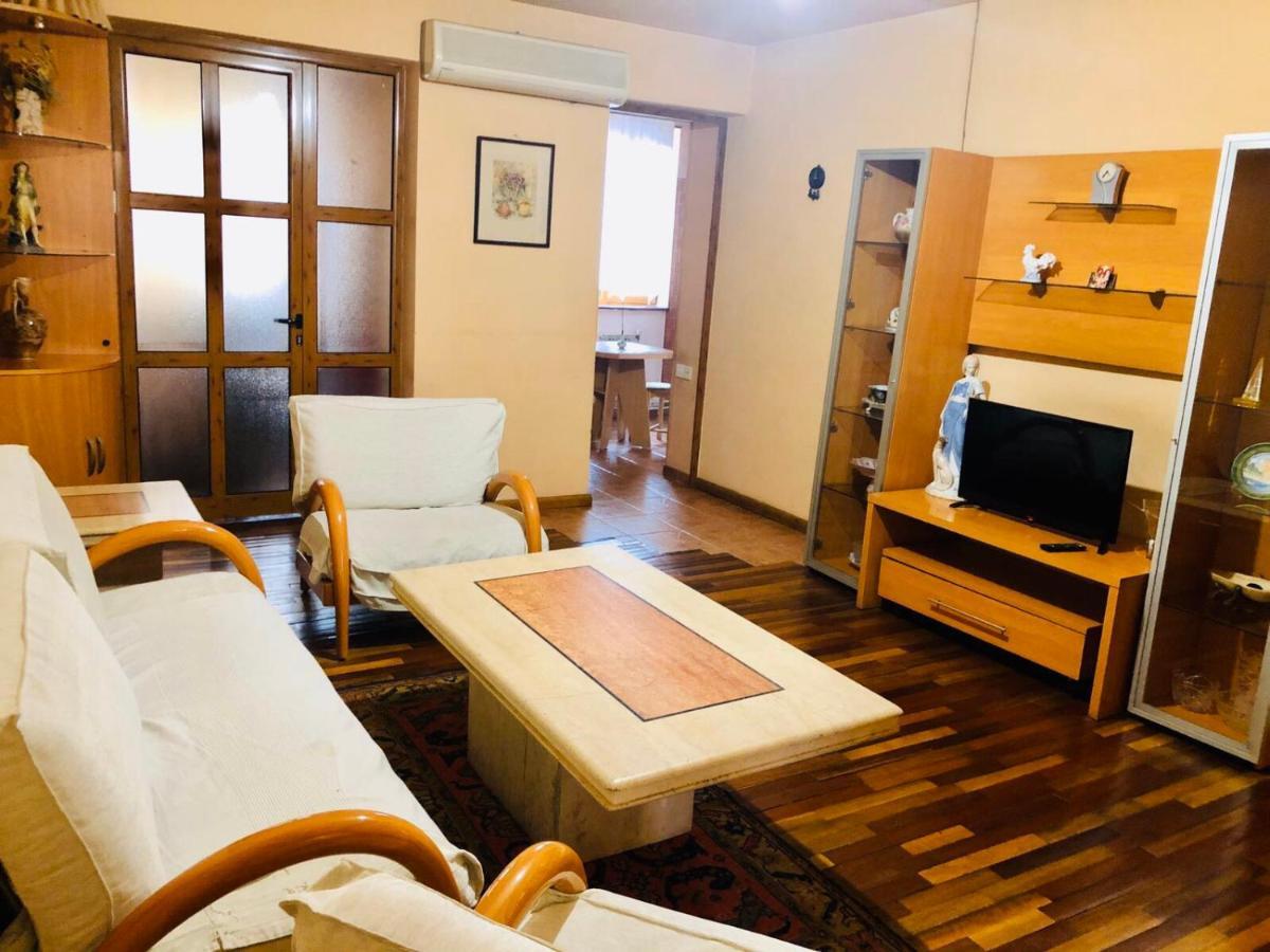 יירבאן Center Hostel And Tours מראה חיצוני תמונה